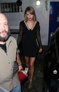 Taylor Swift feet photo thumbnail