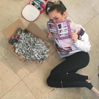 Miley Cyrus feet photo thumbnail