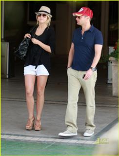Julianne Hough feet photo thumbnail