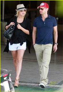 Julianne Hough feet photo thumbnail