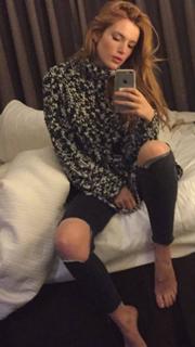 Bella Thorne feet photo thumbnail