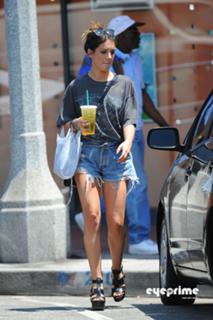 Shenae Grimes-Beech feet photo thumbnail
