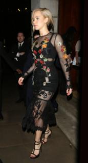 Jennifer Lawrence feet photo thumbnail