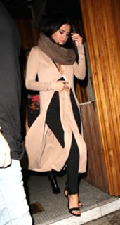 Selena Gomez feet photo thumbnail