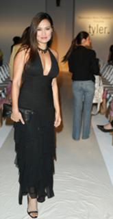 Tia Carrere feet photo thumbnail