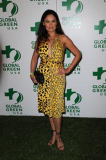 Tia Carrere feet photo thumbnail