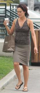Tia Carrere feet photo thumbnail