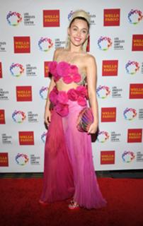 Miley Cyrus feet photo thumbnail