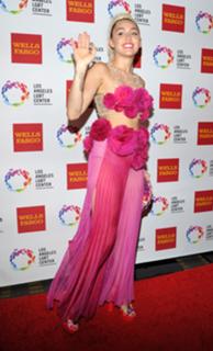 Miley Cyrus feet photo thumbnail