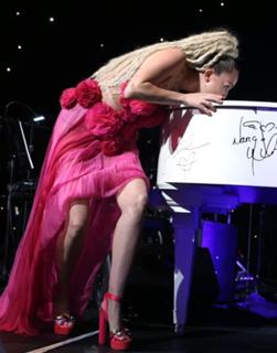 Miley Cyrus feet photo thumbnail