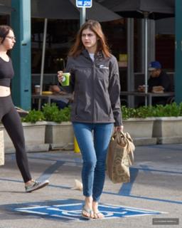 Alexandra Daddario feet photo thumbnail