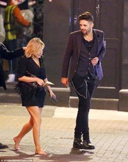 Caroline Flack feet photo thumbnail