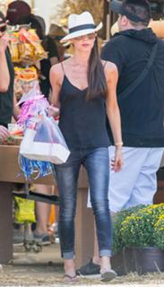 Victoria Beckham feet photo thumbnail
