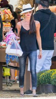 Victoria Beckham feet photo thumbnail