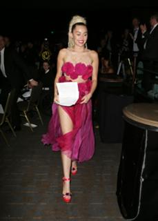 Miley Cyrus feet photo thumbnail