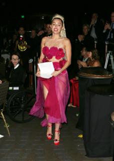 Miley Cyrus feet photo thumbnail