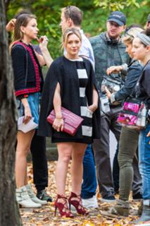 Hilary Duff feet photo thumbnail