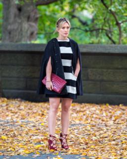 Hilary Duff feet photo thumbnail