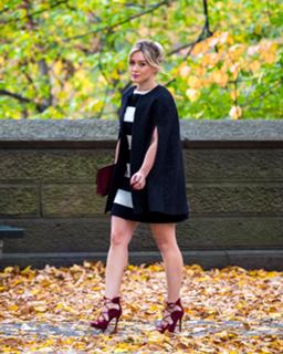 Hilary Duff feet photo thumbnail