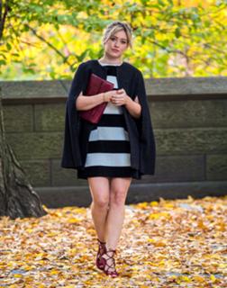 Hilary Duff feet photo thumbnail