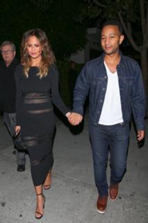 Chrissy Teigen feet photo thumbnail