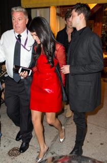 Selena Gomez feet photo thumbnail