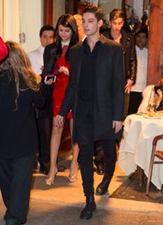 Selena Gomez feet photo thumbnail