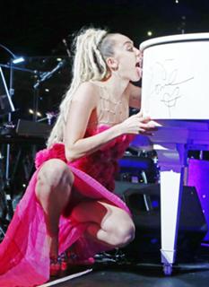 Miley Cyrus feet photo thumbnail