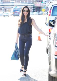 Olivia Munn feet photo thumbnail