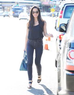 Olivia Munn feet photo thumbnail