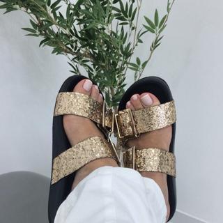 Cláudia Citroni feet photo thumbnail