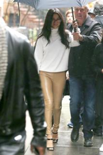 Selena Gomez feet photo thumbnail