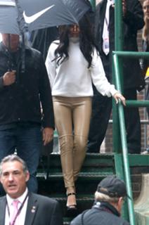Selena Gomez feet photo thumbnail