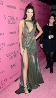 Kendall Jenner feet photo thumbnail