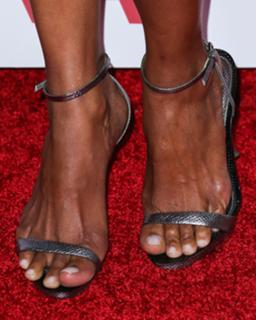 Halle Berry feet photo thumbnail