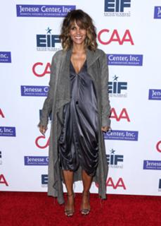 Halle Berry feet photo thumbnail