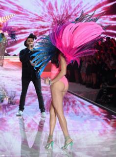 Adriana Lima feet photo thumbnail