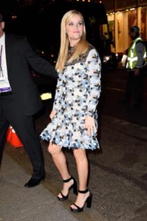 Reese Witherspoon feet photo thumbnail