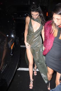 Kendall Jenner feet photo thumbnail