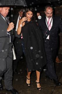 Selena Gomez feet photo thumbnail