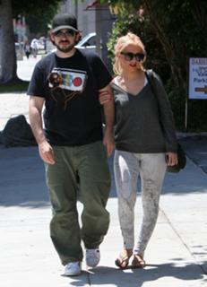 Christina Aguilera feet photo thumbnail