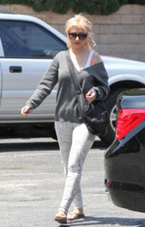 Christina Aguilera feet photo thumbnail