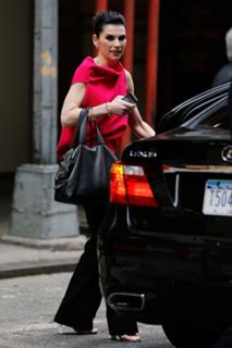 Julianna Margulies feet photo thumbnail