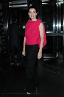 Julianna Margulies feet photo thumbnail