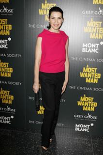 Julianna Margulies feet photo thumbnail