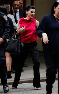 Julianna Margulies feet photo thumbnail