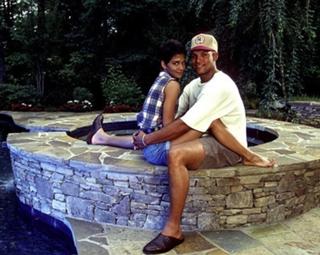 Halle Berry feet photo thumbnail