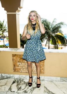 Chloë Grace Moretz feet photo thumbnail