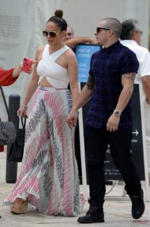 Jennifer Lopez feet photo thumbnail