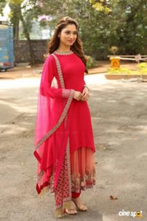 Tamannaah Bhatia feet photo thumbnail
